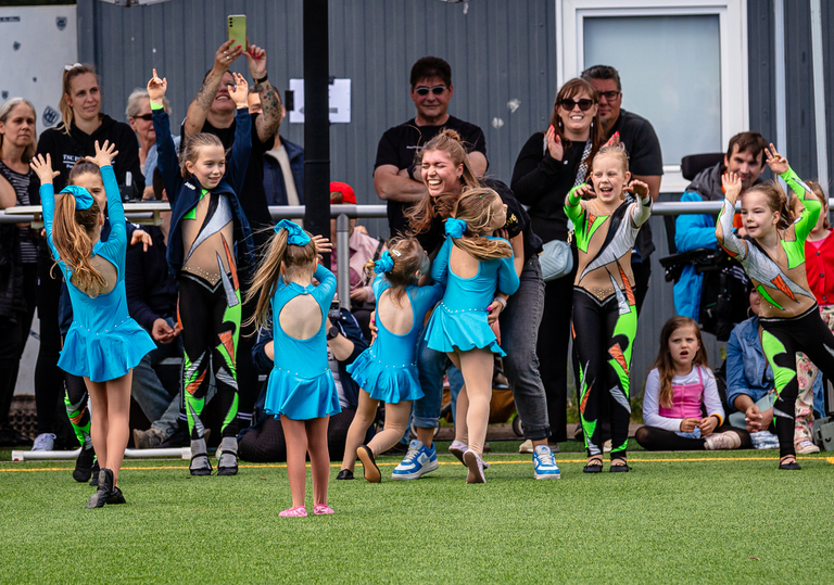 Spielende Kinder im Tanzkostümen