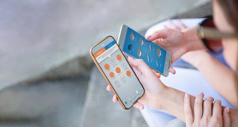 Smartphone mit MIETHKE App und Smartphone mit HCandME App