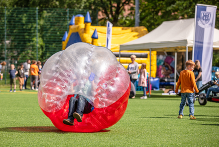 Toleranzfest Potsdam Babelsberg Kinder spielen auf einer Wiese 